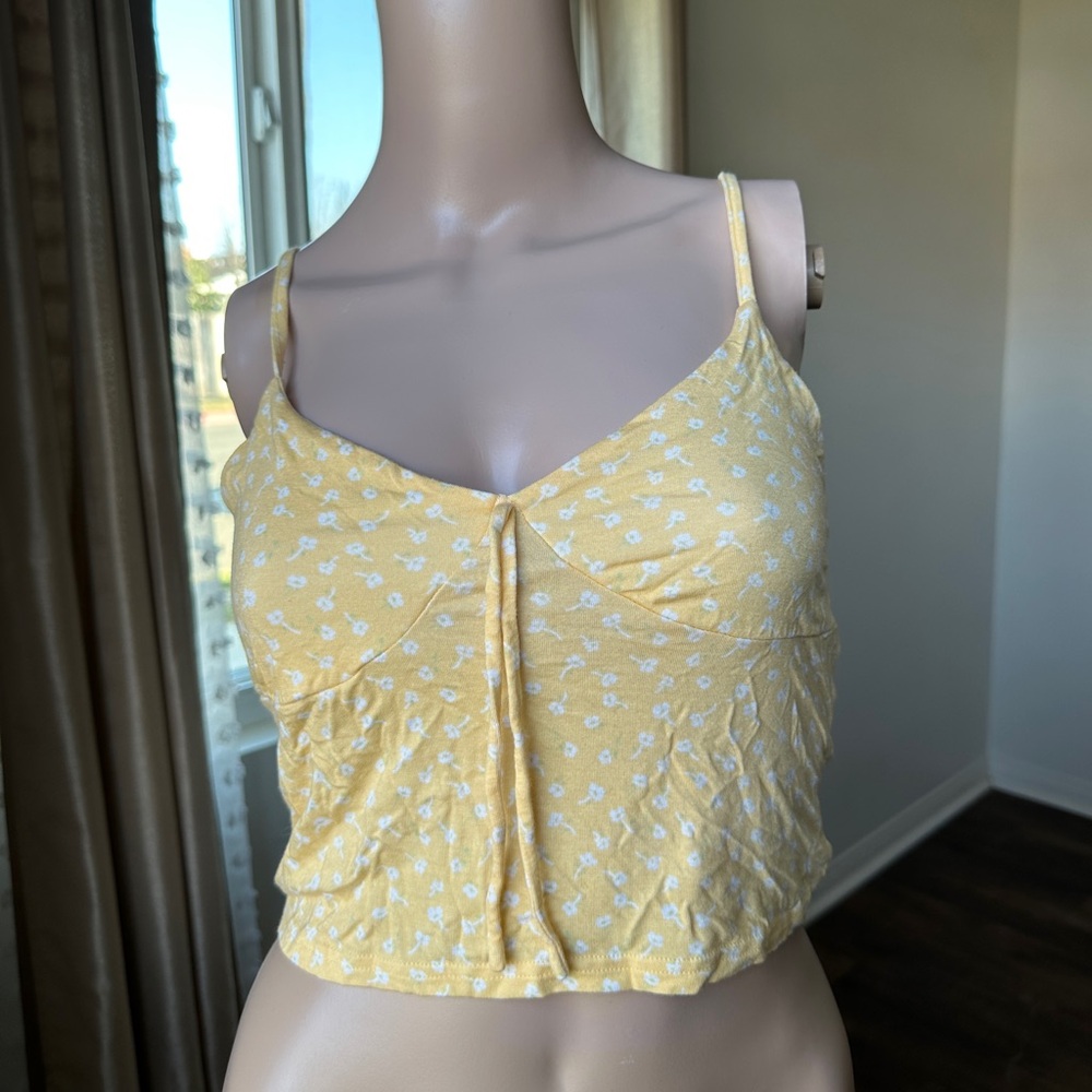 Me to We by Pacsun Yellow Floral Crop Top - Size - M